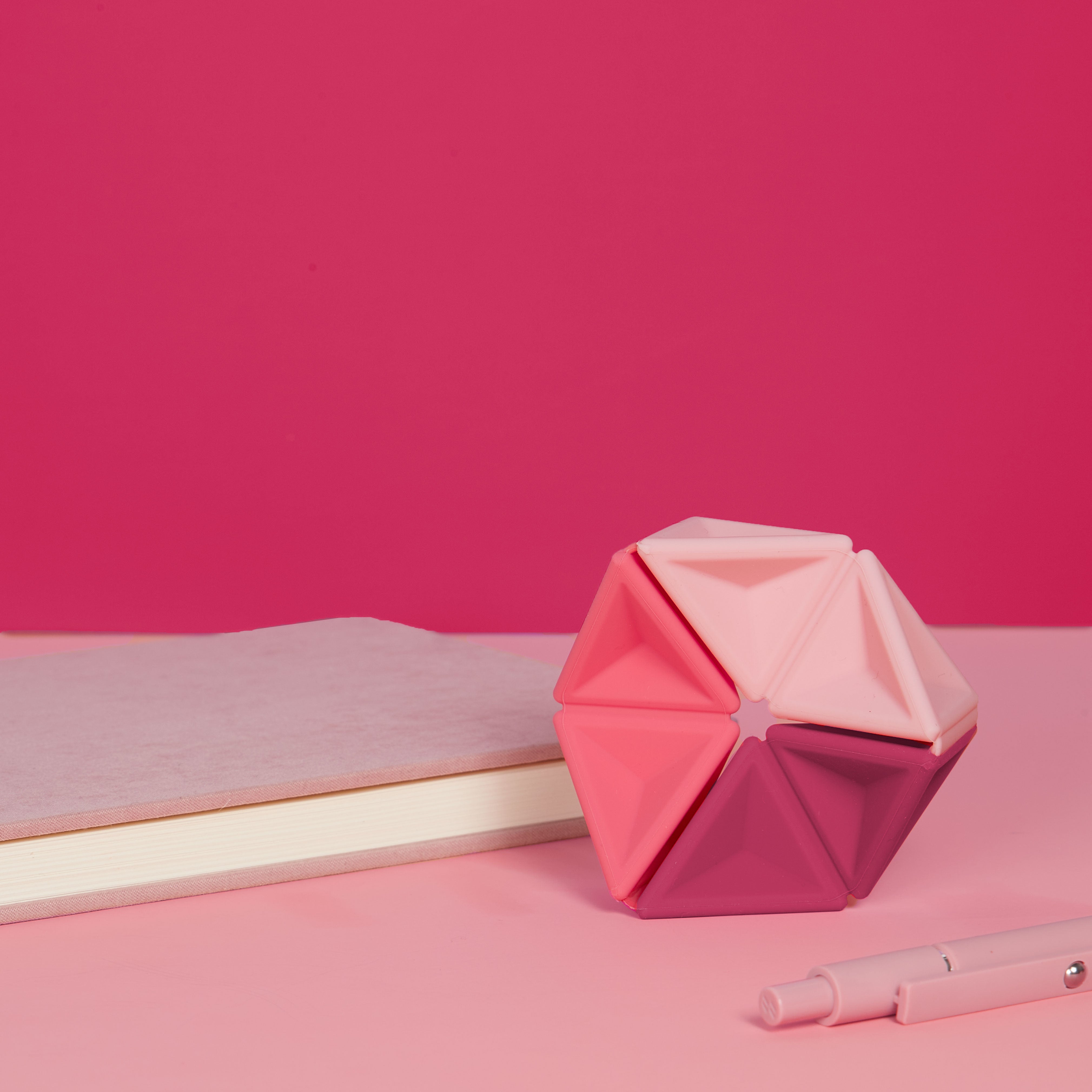 Speks Pivot silicone desk fidget toy pink